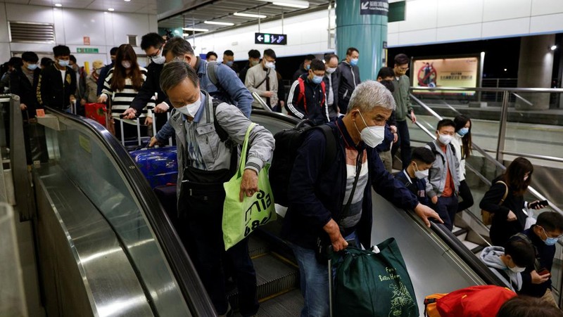 Travellers arrive at Hong Kong's Lok Ma Chau border checkpoint on the first day China reopens the border amid the coronavirus disease (COVID-19) pandemic in Hong Kong, China, January 8, 2023. REUTERS/Tyrone Siu