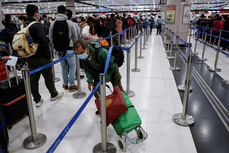 HEALTH-CORONAVIRUS/HONGKONG Travellers arrive at Hong Kong's Lok Ma Chau border checkpoint on the first day China reopens the border amid the coronavirus disease (COVID-19) pandemic in Hong Kong, China, January 8, 2023. REUTERS/Tyrone Siu