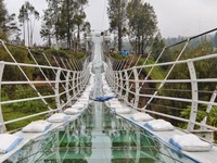 Keren! Ini Potret Jembatan Gantung Dari Kaca Di Bromo
