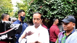 Jokowi Tersenyum Jawab soal Reshuffle Kabinet: Segera