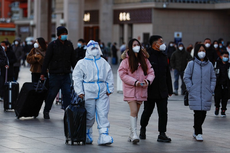 HEALTH-CORONAVIRUS/HONGKONG Travellers arrive at Hong Kong's Lok Ma Chau border checkpoint on the first day China reopens the border amid the coronavirus disease (COVID-19) pandemic in Hong Kong, China, January 8, 2023. REUTERS/Tyrone Siu