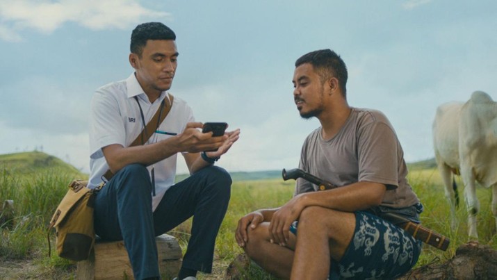 Petugas PNM Tengah Memberikan Layanan Kepada Nasabah Petugas PNM Tengah Memberikan Layanan Kepada Nasabah