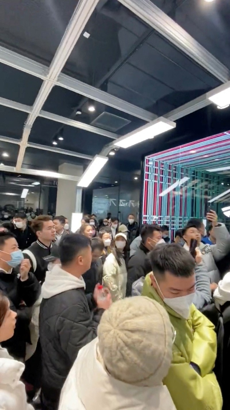 TESLA-CHINA/ People protest at a Tesla showroom in Chengdu, Sichuan, China, released January 6, 2023 in this picture obtained by Reuters from social media. THIS IMAGE HAS BEEN SUPPLIED BY A THIRD PARTY. NO RESALES. NO ARCHIVES.