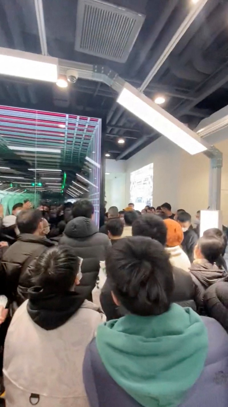 TESLA-CHINA/ People protest at a Tesla showroom in Chengdu, Sichuan, China, released January 6, 2023 in this picture obtained by Reuters from social media. THIS IMAGE HAS BEEN SUPPLIED BY A THIRD PARTY. NO RESALES. NO ARCHIVES.