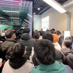 Gerakan Boikot Tesla Meluas, Showroom Digeruduk di Mana-mana