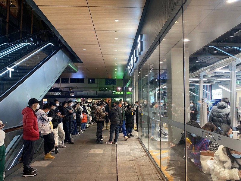 TESLA-CHINA/ People protest at a Tesla showroom in Chengdu, Sichuan, China, released January 6, 2023 in this picture obtained by Reuters from social media. THIS IMAGE HAS BEEN SUPPLIED BY A THIRD PARTY. NO RESALES. NO ARCHIVES.