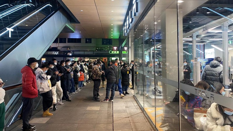 People protest at a Tesla showroom in Chengdu, Sichuan, China, released January 6, 2023 in this picture obtained by Reuters from social media. THIS IMAGE HAS BEEN SUPPLIED BY A THIRD PARTY. NO RESALES. NO ARCHIVES.