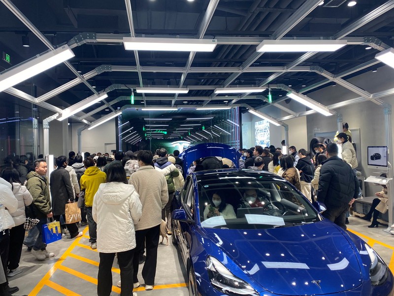 TESLA-CHINA/ People protest at a Tesla showroom in Chengdu, Sichuan, China, released January 6, 2023 in this picture obtained by Reuters from social media. THIS IMAGE HAS BEEN SUPPLIED BY A THIRD PARTY. NO RESALES. NO ARCHIVES.