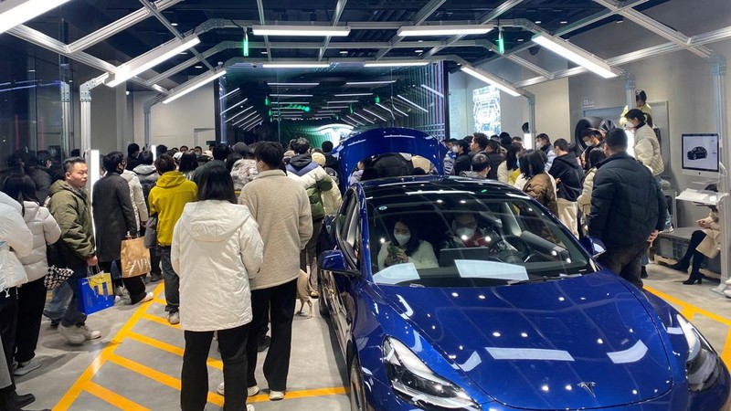 People protest at a Tesla showroom in Chengdu, Sichuan, China, released January 6, 2023 in this picture obtained by Reuters from social media. THIS IMAGE HAS BEEN SUPPLIED BY A THIRD PARTY. NO RESALES. NO ARCHIVES.
