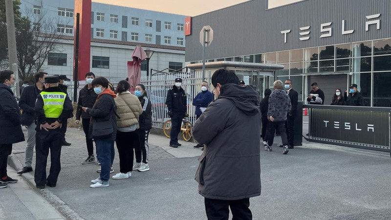 People protest at a Tesla showroom in Chengdu, Sichuan, China, released January 6, 2023 in this picture obtained by Reuters from social media. THIS IMAGE HAS BEEN SUPPLIED BY A THIRD PARTY. NO RESALES. NO ARCHIVES.