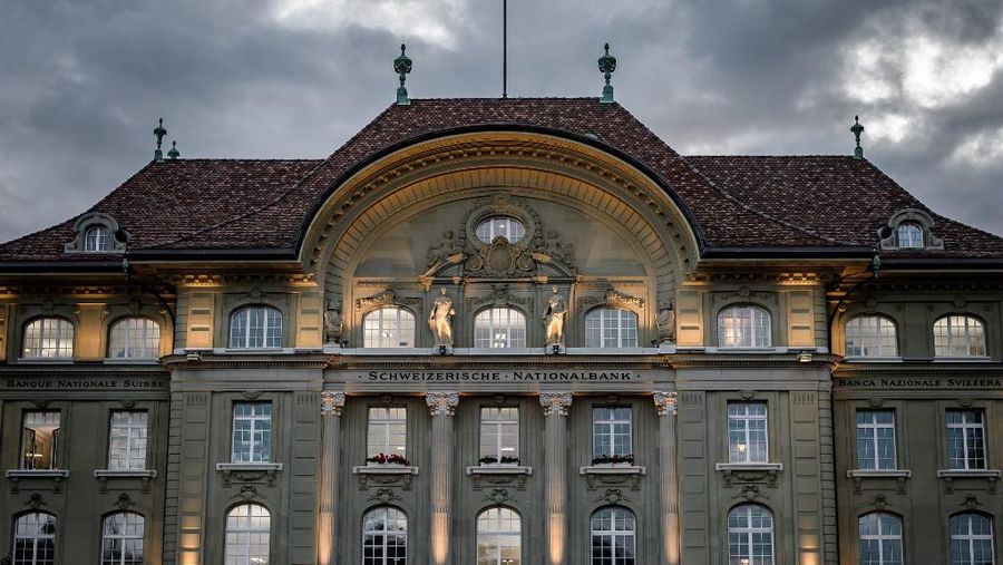 Gambar yang diambil pada 25 September 2019 di Bern menunjukkan gedung Bank Nasional Swiss (SNB. BNS) bank sentral Swiss. ( Dok. File - FABRICE COFFRINI / AFP)
