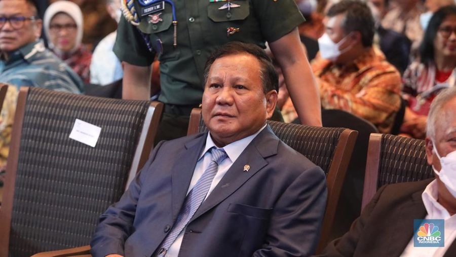 Menteri Pertahanan (Menhan) Prabowo Subianto dan Menteri Pariwisata dan Ekonomi Kreatif Indonesia Sandiaga Uno tiba di Auditorium Menara Bank Mega untuk menghadiri acara Leadership Forum  pada Senin (9/1/2023). (CNBC Indonesia/ Muhammad Sabki)