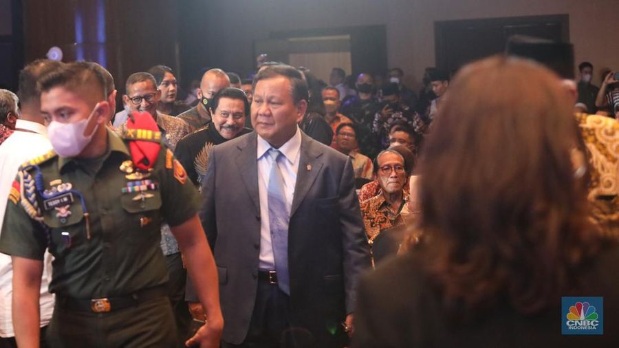 Menteri Pertahanan (Menhan) Prabowo Subianto dan Menteri Pariwisata dan Ekonomi Kreatif Indonesia Sandiaga Uno tiba di Auditorium Menara Bank Mega untuk menghadiri acara Leadership Forum pada Senin (9/1/2023). (CNBC Indonesia/ Muhammad Sabki)