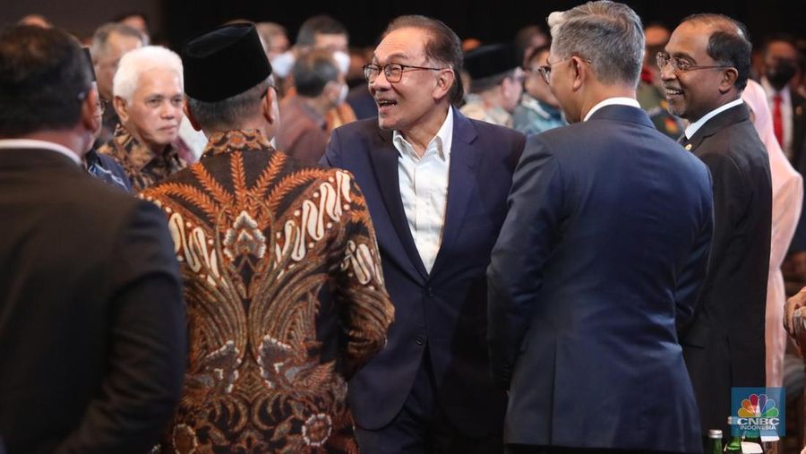 Perdana Menteri Malaysia Anwar Ibrahim tiba di Auditorium Menara Bank Mega untuk menghadiri acara Leadership Forum pada Senin (9/1/2023). (CNBC Indonesia/ Muhammad Sabki)