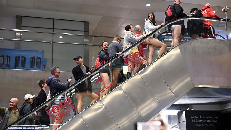 Orang-orang menaiki tube saat mengikuti acara tahunan 