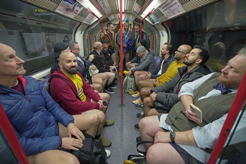 Orang-orang menaiki tube saat mengikuti acara tahunan Orang-orang menaiki tube saat mengikuti acara tahunan