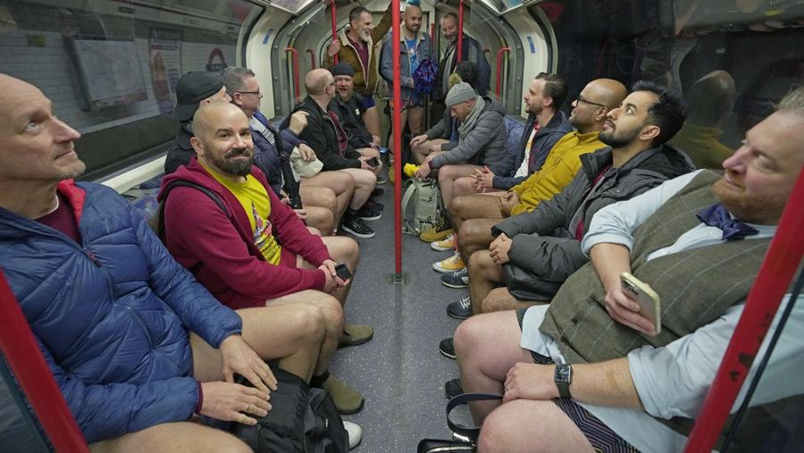 Orang-orang menaiki tube saat mengikuti acara tahunan 