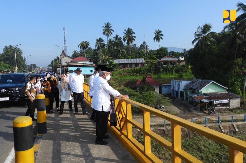 Pembangunan Jembatan Sungai Dareh dan Jembatan Pulai yang juga diresmikan oleh Menteri PUPR Basuki Hadimuljono bersama Bupati Kabupaten Dharmasraya Sutan Riska Tuanku Kerajaan pada kegiatan Peresmian Masjid Agung Dharmasraya sekaligus sebagai rangkaian peringatan HUT ke-19 tahun Kabupaten Dharmasraya, Jumat (6/1). (Dok: PUPR) Pembangunan Jembatan Sungai Dareh dan Jembatan Pulai yang juga diresmikan oleh Menteri PUPR Basuki Hadimuljono bersama Bupati Kabupaten Dharmasraya Sutan Riska Tuanku Kerajaan pada kegiatan Peresmian Masjid Agung Dharmasraya sekaligus sebagai rangkaian peringatan HUT ke-19 tahun Kabupaten Dharmasraya, Jumat (6/1). (Dok: PUPR)