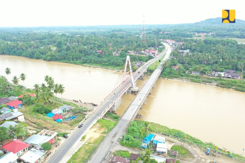 Pembangunan Jembatan Sungai Dareh dan Jembatan Pulai yang juga diresmikan oleh Menteri PUPR Basuki Hadimuljono bersama Bupati Kabupaten Dharmasraya Sutan Riska Tuanku Kerajaan pada kegiatan Peresmian Masjid Agung Dharmasraya sekaligus sebagai rangkaian peringatan HUT ke-19 tahun Kabupaten Dharmasraya, Jumat (6/1). (Dok: PUPR)