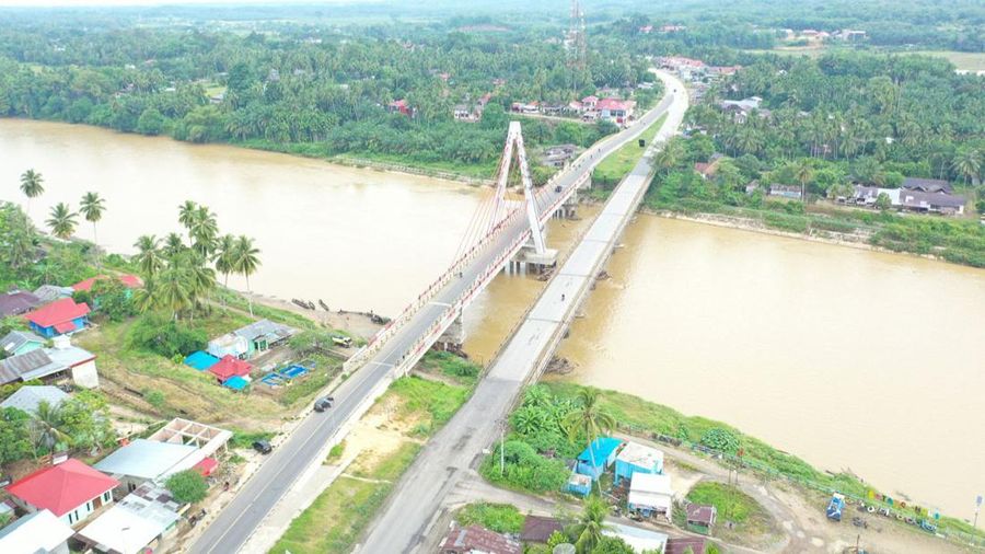Pembangunan Jembatan Sungai Dareh dan Jembatan Pulai yang juga diresmikan oleh Menteri PUPR Basuki Hadimuljono bersama Bupati Kabupaten Dharmasraya Sutan Riska Tuanku Kerajaan pada kegiatan Peresmian Masjid Agung Dharmasraya sekaligus sebagai rangkaian peringatan HUT ke-19 tahun Kabupaten Dharmasraya, Jumat (6/1). (Dok: PUPR)