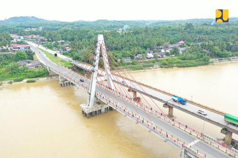 Pembangunan Jembatan Sungai Dareh dan Jembatan Pulai yang juga diresmikan oleh Menteri PUPR Basuki Hadimuljono bersama Bupati Kabupaten Dharmasraya Sutan Riska Tuanku Kerajaan pada kegiatan Peresmian Masjid Agung Dharmasraya sekaligus sebagai rangkaian peringatan HUT ke-19 tahun Kabupaten Dharmasraya, Jumat (6/1). (Dok: PUPR)