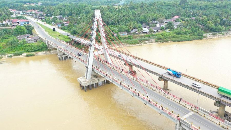 Pembangunan Jembatan Sungai Dareh dan Jembatan Pulai yang juga diresmikan oleh Menteri PUPR Basuki Hadimuljono bersama Bupati Kabupaten Dharmasraya Sutan Riska Tuanku Kerajaan pada kegiatan Peresmian Masjid Agung Dharmasraya sekaligus sebagai rangkaian peringatan HUT ke-19 tahun Kabupaten Dharmasraya, Jumat (6/1). (Dok: PUPR)