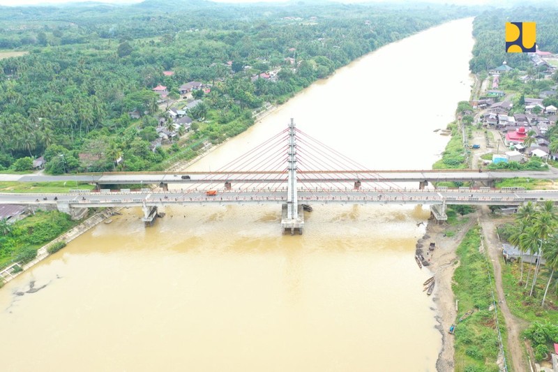 Pembangunan Jembatan Sungai Dareh dan Jembatan Pulai yang juga diresmikan oleh Menteri PUPR Basuki Hadimuljono bersama Bupati Kabupaten Dharmasraya Sutan Riska Tuanku Kerajaan pada kegiatan Peresmian Masjid Agung Dharmasraya sekaligus sebagai rangkaian peringatan HUT ke-19 tahun Kabupaten Dharmasraya, Jumat (6/1). (Dok: PUPR)