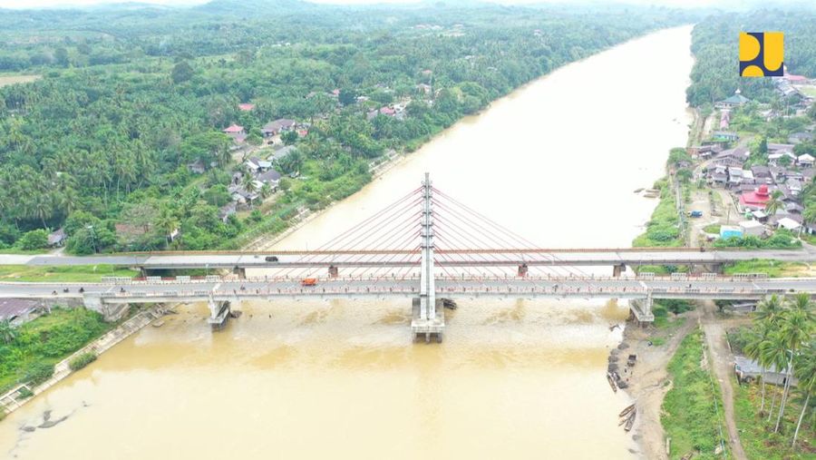 Pembangunan Jembatan Sungai Dareh dan Jembatan Pulai yang juga diresmikan oleh Menteri PUPR Basuki Hadimuljono bersama Bupati Kabupaten Dharmasraya Sutan Riska Tuanku Kerajaan pada kegiatan Peresmian Masjid Agung Dharmasraya sekaligus sebagai rangkaian peringatan HUT ke-19 tahun Kabupaten Dharmasraya, Jumat (6/1). (Dok: PUPR)