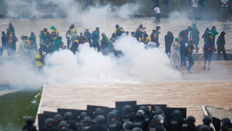 Ribuan warga pendukung mantan Presiden Brasil Jair Bolsonaro menyerang gedung kongres, Mahkamah Agung dan Istana Presiden Brasil. (REUTERS/UESLEI MARCELINO)
