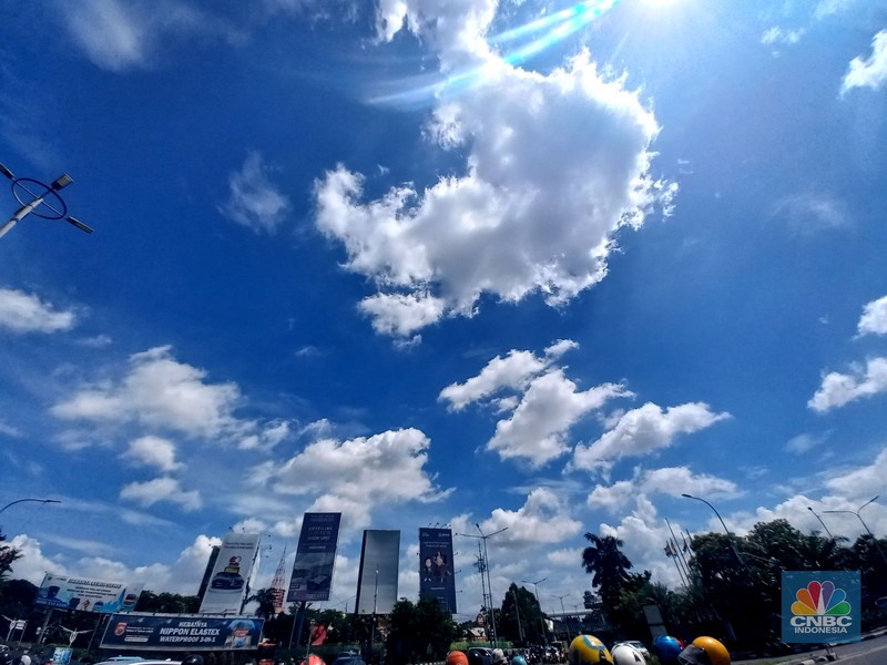 Pengendara melintas di Kawasan Senayan Jakarta, Senin, 9/1/2023. Cuaca Jakarta hari ini, Senin (9/1/2023) cukup bersahabat. (CNBC Indonesia/Muhammad Sabki)
