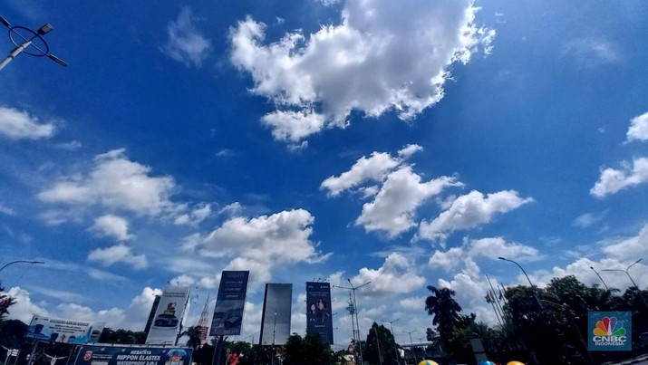 Pengendara melintas di Kawasan Senayan Jakarta, Senin, 9/1/2023. Cuaca Jakarta hari ini, Senin (9/1/2023) cukup bersahabat. (CNBC Indonesia/Muhammad Sabki)