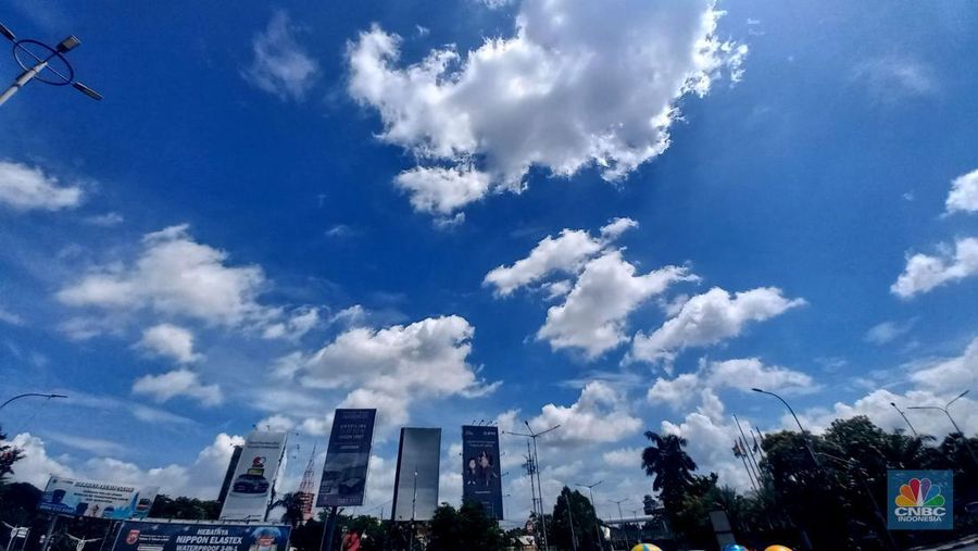 Pengendara melintas di Kawasan Senayan Jakarta, Senin, 9/1/2023. Cuaca Jakarta hari ini, Senin (9/1/2023) cukup bersahabat. (²©²ÊÍøÕ¾/Muhammad Sabki)
