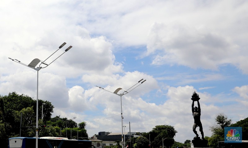Pengendara melintas di Kawasan Senayan Jakarta, Senin, 9/1/2023. Cuaca Jakarta hari ini, Senin (9/1/2023) cukup bersahabat. (CNBC Indonesia/Muhammad Sabki) Pengendara melintas di Kawasan Senayan Jakarta, Senin, 9/1/2023. Cuaca Jakarta hari ini, Senin (9/1/2023) cukup bersahabat. (CNBC Indonesia/Muhammad Sabki)