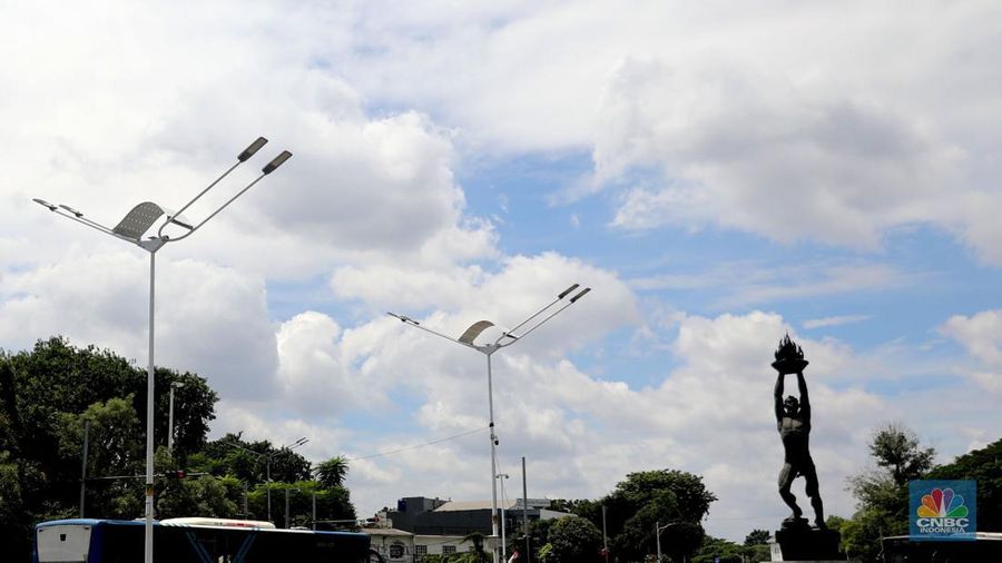 Pengendara melintas di Kawasan Senayan Jakarta, Senin, 9/1/2023. Cuaca Jakarta hari ini, Senin (9/1/2023) cukup bersahabat. (CNBC Indonesia/Muhammad Sabki)