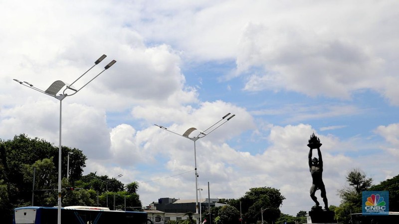 Pengendara melintas di Kawasan Senayan Jakarta, Senin, 9/1/2023. Cuaca Jakarta hari ini, Senin (9/1/2023) cukup bersahabat. (CNBC Indonesia/Muhammad Sabki)