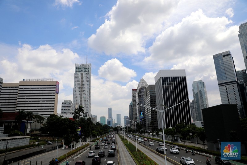 Pengendara melintas di Kawasan Senayan Jakarta, Senin, 9/1/2023. Cuaca Jakarta hari ini, Senin (9/1/2023) cukup bersahabat. (CNBC Indonesia/Muhammad Sabki) Pengendara melintas di Kawasan Senayan Jakarta, Senin, 9/1/2023. Cuaca Jakarta hari ini, Senin (9/1/2023) cukup bersahabat. (CNBC Indonesia/Muhammad Sabki)