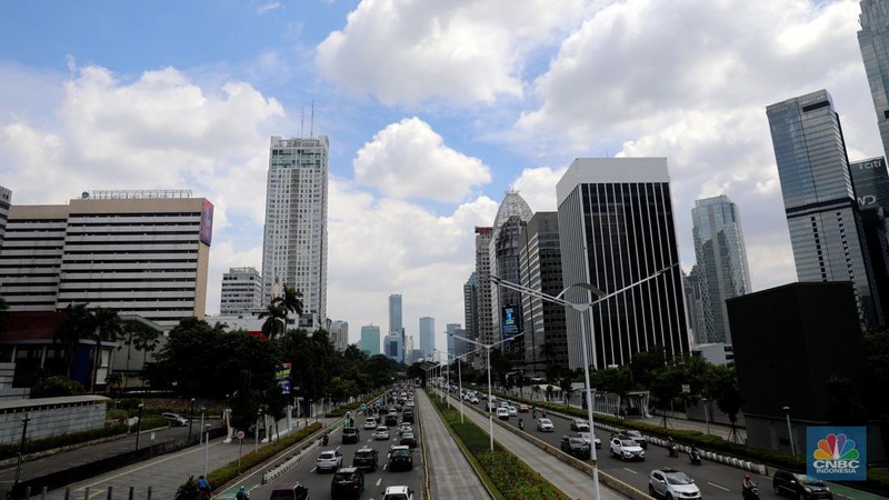 Pengendara melintas di Kawasan Senayan Jakarta, Senin, 9/1/2023. Cuaca Jakarta hari ini, Senin (9/1/2023) cukup bersahabat. (CNBC Indonesia/Muhammad Sabki)