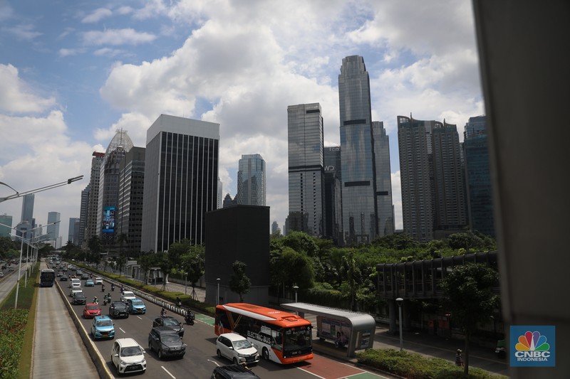 Pengendara melintas di Kawasan Senayan Jakarta, Senin, 9/1/2023. Cuaca Jakarta hari ini, Senin (9/1/2023) cukup bersahabat. (CNBC Indonesia/Muhammad Sabki) Pengendara melintas di Kawasan Senayan Jakarta, Senin, 9/1/2023. Cuaca Jakarta hari ini, Senin (9/1/2023) cukup bersahabat. (CNBC Indonesia/Muhammad Sabki)