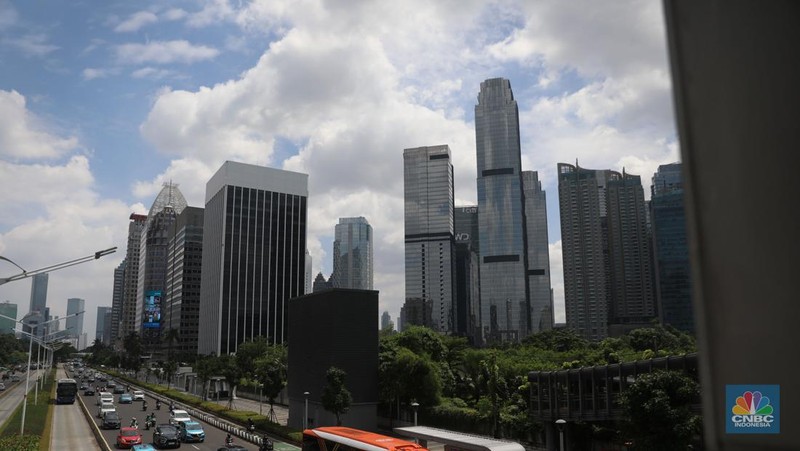 Pengendara melintas di Kawasan Senayan Jakarta, Senin, 9/1/2023. Cuaca Jakarta hari ini, Senin (9/1/2023) cukup bersahabat. (CNBC Indonesia/Muhammad Sabki)