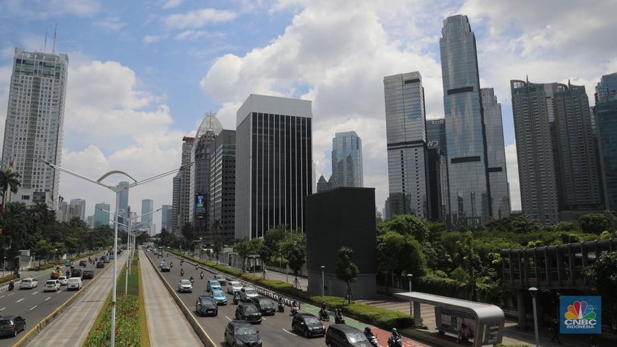 Pengendara melintas di Kawasan Senayan Jakarta, Senin, 9/1/2023. Cuaca Jakarta hari ini, Senin (9/1/2023) cukup bersahabat. (²©²ÊÍøÕ¾/Muhammad Sabki)