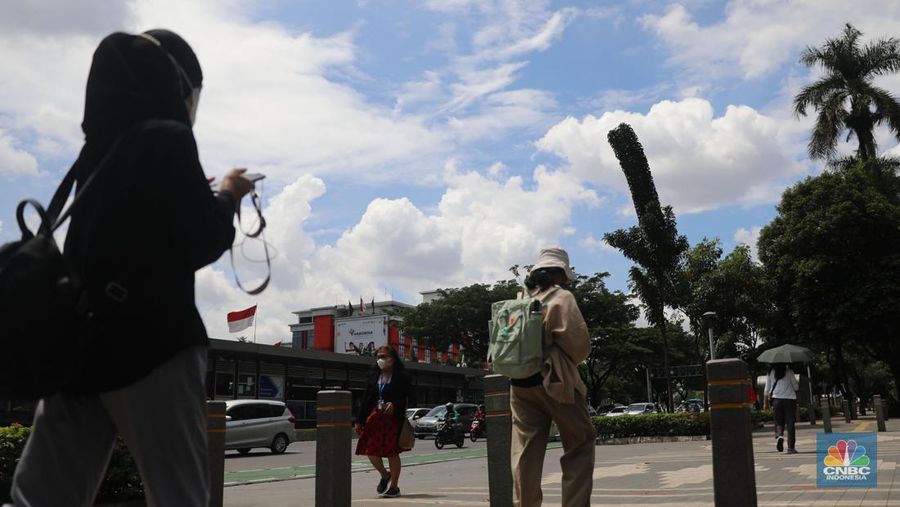 Pengendara melintas di Kawasan Senayan Jakarta, Senin, 9/1/2023. Cuaca Jakarta hari ini, Senin (9/1/2023) cukup bersahabat. (CNBC Indonesia/Muhammad Sabki)