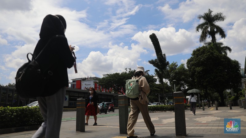 Pengendara melintas di Kawasan Senayan Jakarta, Senin, 9/1/2023. Cuaca Jakarta hari ini, Senin (9/1/2023) cukup bersahabat. (CNBC Indonesia/Muhammad Sabki) Pengendara melintas di Kawasan Senayan Jakarta, Senin, 9/1/2023. Cuaca Jakarta hari ini, Senin (9/1/2023) cukup bersahabat. (CNBC Indonesia/Muhammad Sabki)