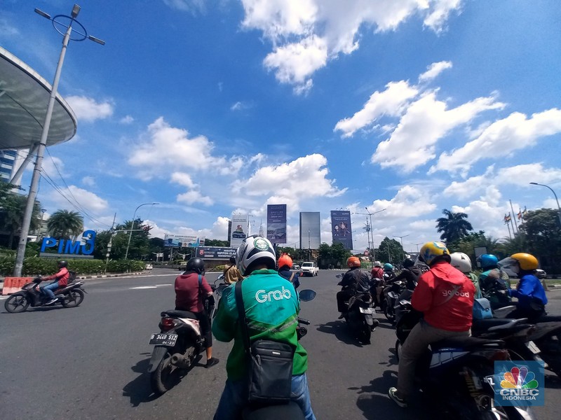 Pengendara melintas di Kawasan Senayan Jakarta, Senin, 9/1/2023. Cuaca Jakarta hari ini, Senin (9/1/2023) cukup bersahabat. (CNBC Indonesia/Muhammad Sabki)