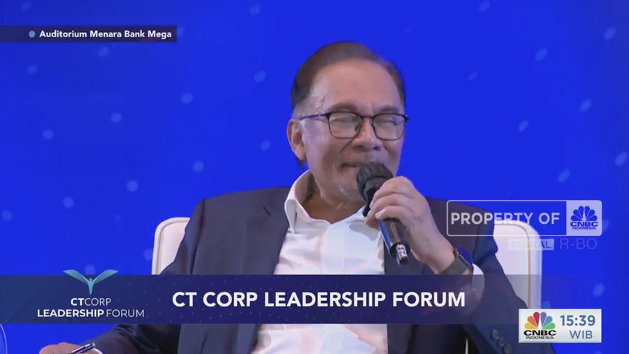 Perdana Menteri Malaysia Anwar Ibrahim dalam acara  Leadership Forum di Auditorium Menara Bank Mega pada Senin (9/1/2023). (Tangkapan layar CNBC Indonesia TV)