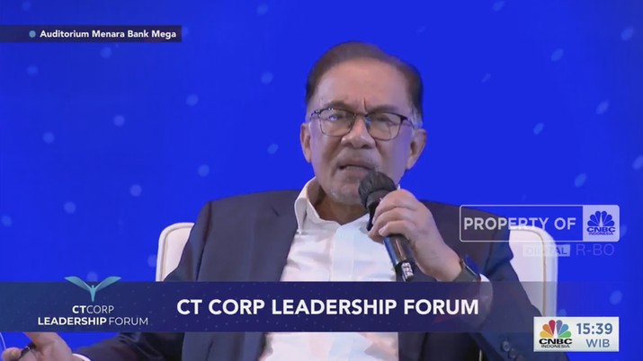 Perdana Menteri Malaysia Anwar Ibrahim dalam acara Leadership Forum di Auditorium Menara Bank Mega pada Senin (9/1/2023). Perdana Menteri Malaysia Anwar Ibrahim dalam acara Leadership Forum di Auditorium Menara Bank Mega pada Senin (9/1/2023). (Tangkapan layar CNBC Indonesia TV)