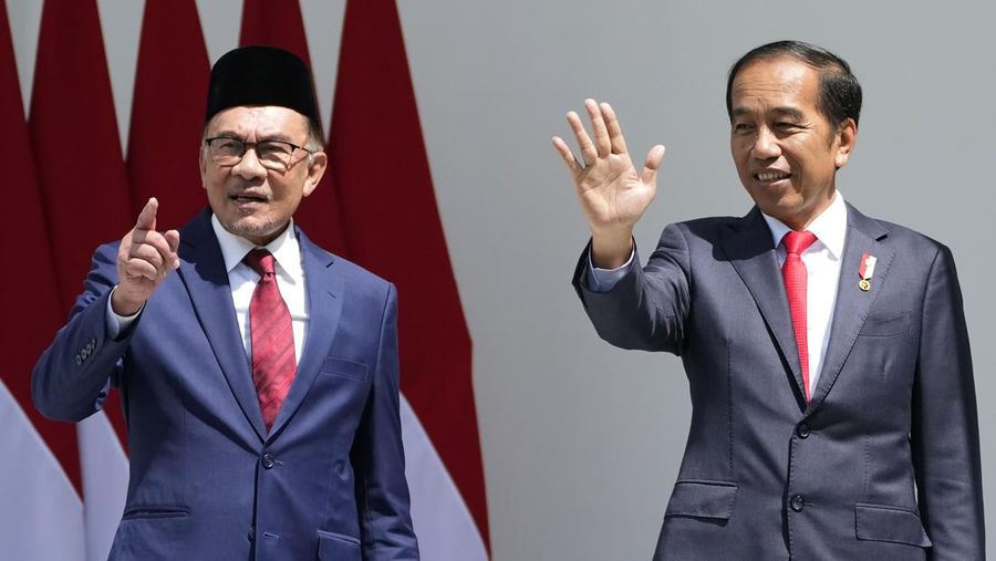 Perdana Menteri Malaysia Anwar Ibrahim dengan Presiden Indonesia Joko Widodo selama pertemuan mereka di istana kepresidenan di Bogor, Jawa Barat, Indonesia, Senin, 9 Januari 2023. (AP/Achmad Ibrahim)