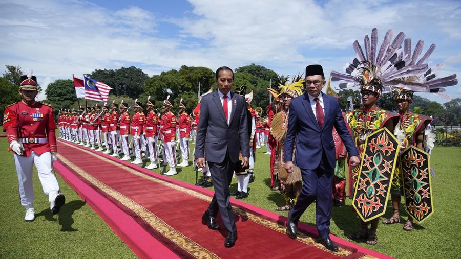 Perdana Menteri Malaysia Anwar Ibrahim dengan Presiden Indonesia Joko Widodo selama pertemuan mereka di istana kepresidenan di Bogor, Jawa Barat, Indonesia, Senin, 9 Januari 2023. (AP/Achmad Ibrahim)