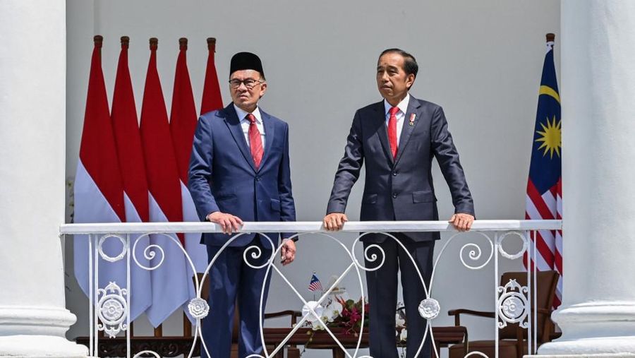 Perdana Menteri Malaysia Anwar Ibrahim dengan Presiden Indonesia Joko Widodo selama pertemuan mereka di istana kepresidenan di Bogor, Jawa Barat, Indonesia, Senin, 9 Januari 2023. (AFP/ADEK BERRY)