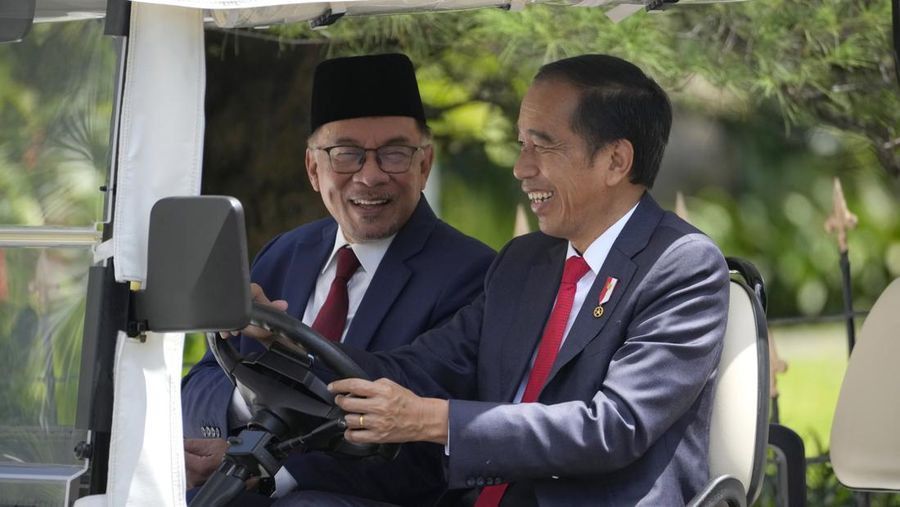 Perdana Menteri Malaysia Anwar Ibrahim dengan Presiden Indonesia Joko Widodo selama pertemuan mereka di istana kepresidenan di Bogor, Jawa Barat, Indonesia, Senin, 9 Januari 2023. (AP/Achmad Ibrahim)