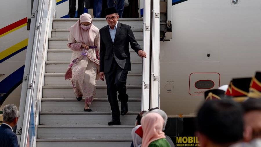 Perdana Menteri Malaysia Dato' Seri Anwar Ibrahim dan istri, Hajjah Wan Azizah Wan Ismail tiba di Bandara Soekarno-Hatta, Minggu sore (8/1/2023). (Dok: Twitter @anwaribrahim)